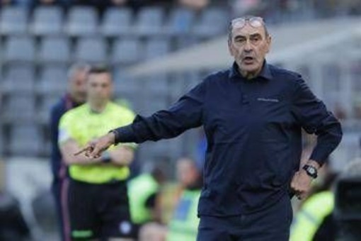 Caos Roma-Lazio, Sarri all'attacco: "Se si gioca domenica alle 12 non vado, fossi il presidente non presenterei la squadra" Caos Roma-Lazio, Sarri all'attacco: "Se si gioca domenica alle 12 non vado, fossi il presidente non presenterei la squadra"