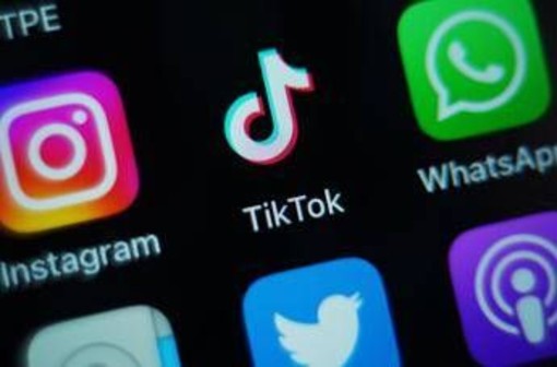 TikTok, Francia verso il bando per i minori: &quot;È tossico e crea dipendenza&quot;