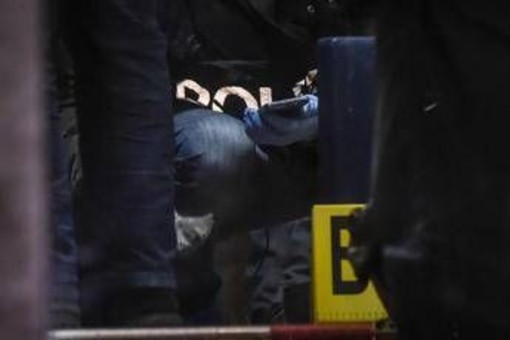 Pugni e spari contro due ragazzi, agguato nella notte a Firenze