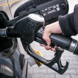 Carburanti, Mimit “Prezzi ai minimi dall’estate 2021”
