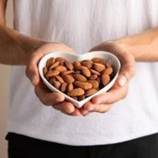 Alimenti, nuove evidenze sui benefici delle mandorle nella prevenzione cardiometabolica