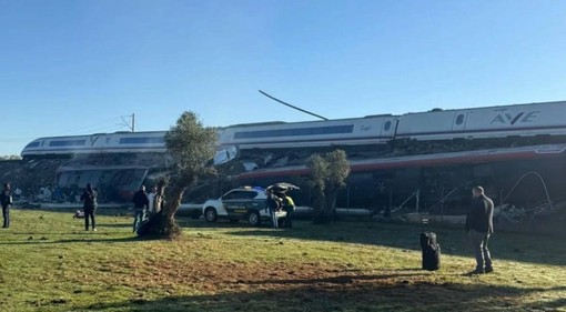 Scontro tra due treni dell’Alta velocità in Spagna, decine di vittime