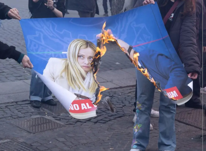 Corteo a Roma, bruciate immagini con Meloni e Nordio Corteo a Roma, bruciate immagini con Meloni e Nordio