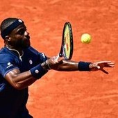 Roland Garros, Tiafoe vince e tifoso gli ruba la racchetta: "Posso riaverla?"