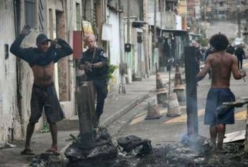 Brasile, maxi blitz anti narcos a Rio de Janeiro: almeno 64 morti tra sospetti e polizia Brasile, maxi blitz anti narcos a Rio de Janeiro: almeno 64 morti tra sospetti e polizia