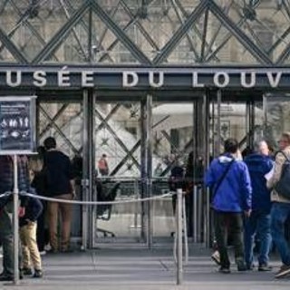 Furto dei gioielli della corona al Louvre, fermati due sospetti Furto dei gioielli della corona al Louvre, fermati due sospetti