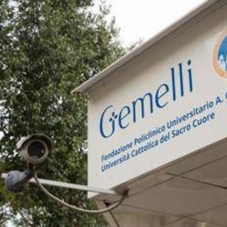 Scontro tra auto e bici alle 2 del mattino, morto un 17enne a Roma