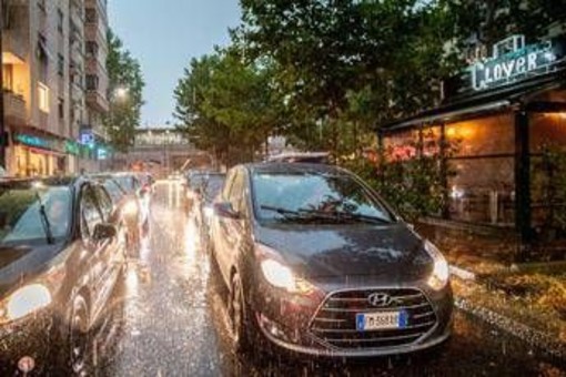 Maltempo flagella l'Italia, a Milano danni e disagi. Chiusi Murazzi a Torino