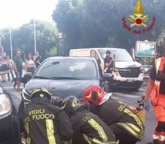 Roma, furgone tampona auto che investe due donne: ferite in modo grave Roma, furgone tampona auto che investe due donne: ferite in modo grave