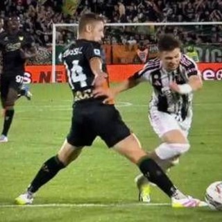 Zazzaroni, Nicolussi Caviglia e il rigore: &quot;Non ha fatto fallo apposta&quot;