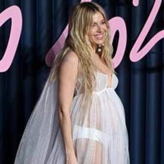 Sienna Miller è incinta, l’annuncio sul red carpet dei Fashion Awards 2025 Sienna Miller è incinta, l’annuncio sul red carpet dei Fashion Awards 2025