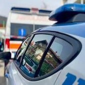 Tenta di strangolare la compagna, vittima è in diretta social: salvata dalle amiche