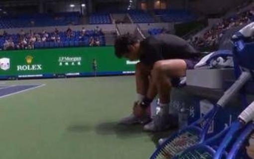 Shanghai, Munar resta senza calzini per il caldo e chiede aiuto al coach - Il video Shanghai, Munar resta senza calzini per il caldo e chiede aiuto al coach - Il video