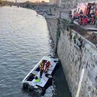Torino, pullman finisce nel fiume Po in centro città