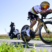 Evenepoel domina la crono al Tour, Pogacar in maglia gialla