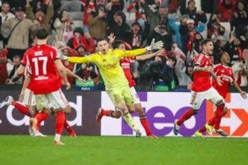 Champions, Benfica qualificato allo scadere con gol del portiere. Mourinho-show in panchina