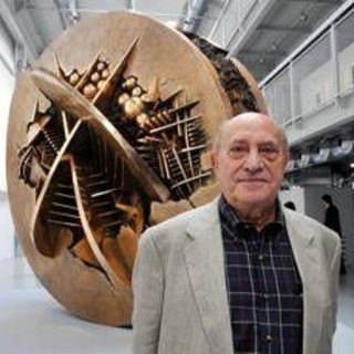 Addio ad Arnaldo Pomodoro, gigante della scultura italiana