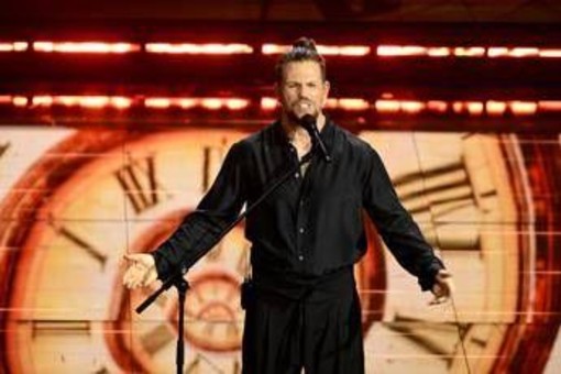 Sanremo 2026, Enrico Nigiotti chi è: in gara con il brano 'Ogni volta che non so volare' Sanremo 2026, Enrico Nigiotti chi è: in gara con il brano 'Ogni volta che non so volare'