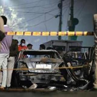 India, auto esplode vicino fermata metro in centro a Nuova Delhi: 8 morti