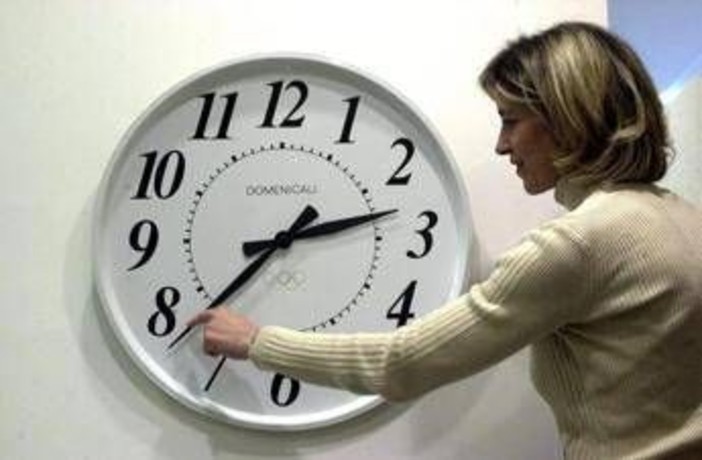 Stanotte torna l'ora solare e si dorme un'ora in più
