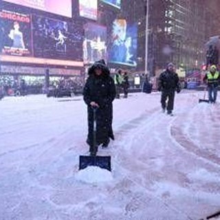Tempesta di neve a New York, disagi e voli cancellati: il maltempo inguaia i viaggi per le feste Tempesta di neve a New York, disagi e voli cancellati: il maltempo inguaia i viaggi per le feste