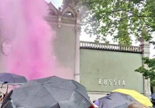Biennale Arte, blitz delle Pussy Riot al padiglione russo: lanciati fumogeni
