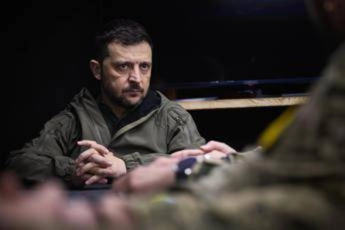 Ucraina, Zelensky attacca: critiche all'uomo di Trump e accuse alla Cina