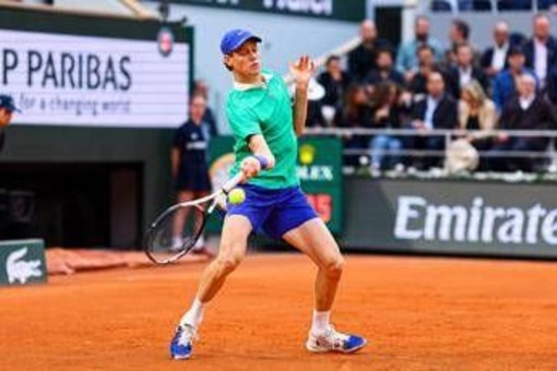 Sinner, l'outfit 'colorato' del Roland Garros fa discutere