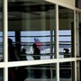 Bagaglio a mano incluso nel biglietto aereo, la stretta Ue: rischio rincari