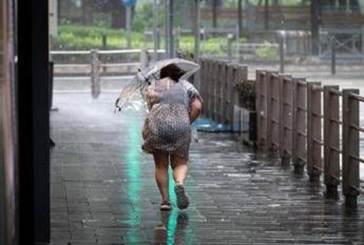 Italia tra sole e acquazzoni, più caldo ma arriva la pioggia: le previsioni meteo