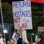 Gaza, 600 giorni di guerra: famiglie ostaggi protestano contro governo a Tel Aviv