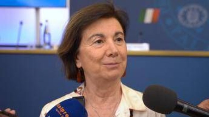 Rocella: &quot;Per fare famiglia serve famiglia, rafforzeremo centri come hub servizi&quot;