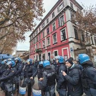 Askatasuna, sgombero dopo 30 anni: da guerriglia no tav al raid a la Stampa