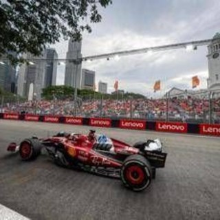 Ferrari, che confusione a Singapore: Leclerc 'spinge' Norris a muro in pit lane Ferrari, che confusione a Singapore: Leclerc 'spinge' Norris a muro in pit lane