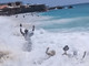 Caraibi, onda travolge una coppia a riva e la scaglia contro le rocce - Video