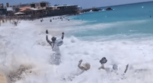 Caraibi, onda travolge una coppia a riva e la scaglia contro le rocce - Video