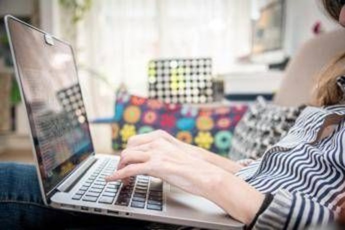 Cade mentre è in smart working, riconosciuto come infortunio sul lavoro