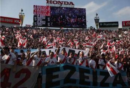 Tifoso del River Plate brucia l'auto, poi con soldi assicurazione vola al Mondiale per Club - Video