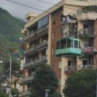 Napoli, si rompe cavo: funivia sospesa e passeggeri bloccati