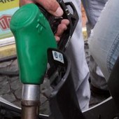 Carburanti, accelera calo prezzi benzina e diesel