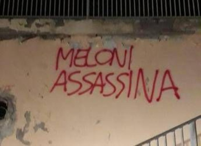 'Meloni assassina', scritta choc in centro a Castiglioncello 'Meloni assassina', scritta choc in centro a Castiglioncello