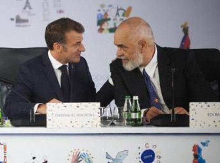 La gaffe di Trump fa ridere Macron e Rama, battute al vertice