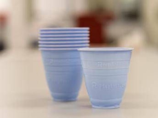 FLO lancia il bicchiere R-Hybrid SKY, eco-design avanzato e riciclabilità