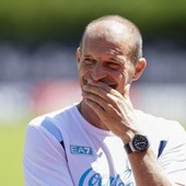 Napoli, "chi non salta juventino è". E Allegri non salta Napoli, "chi non salta juventino è". E Allegri non salta