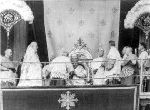 Cos'è l'intronizzazione del Papa, storia di una sacra incoronazione