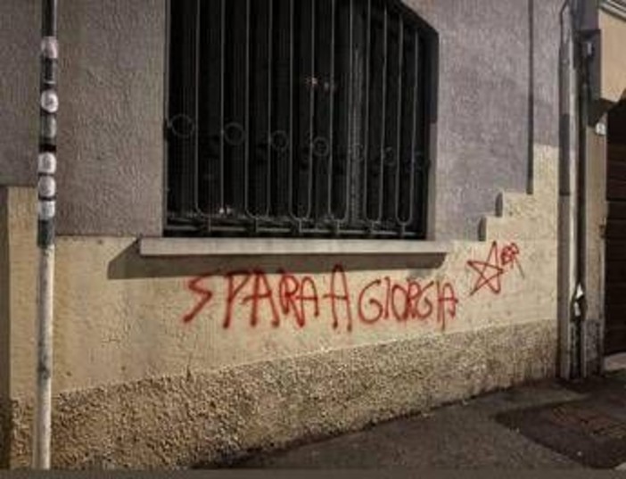 'Spara a Giorgia', scritta contro Meloni siglata Br su sede Lega di Busto Arsizio 'Spara a Giorgia', scritta contro Meloni siglata Br su sede Lega di Busto Arsizio