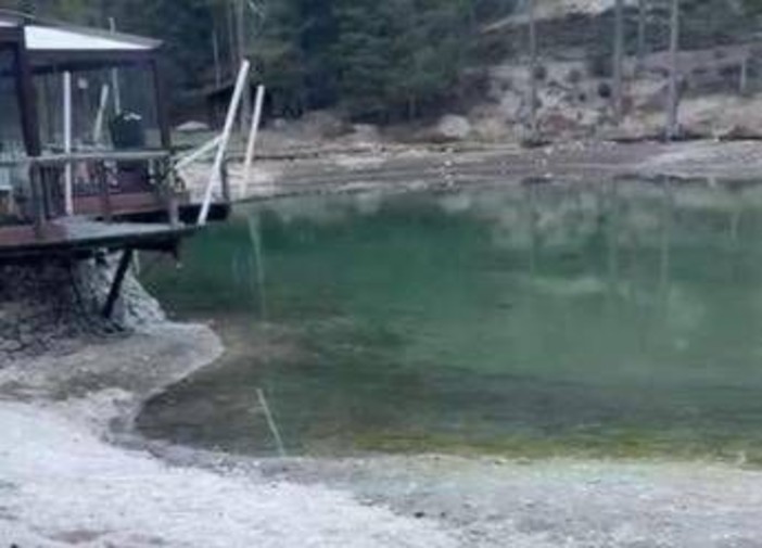 Lago Ghedina, il titolare del ristorante sulla riva: "Bacino pieno solo a metà, già perso 25% fatturato" Lago Ghedina, il titolare del ristorante sulla riva: "Bacino pieno solo a metà, già perso 25% fatturato"
