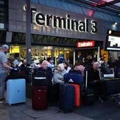 Caos nei cieli del Regno Unito, oggi cancellati già altri 177 voli Caos nei cieli del Regno Unito, oggi cancellati già altri 177 voli
