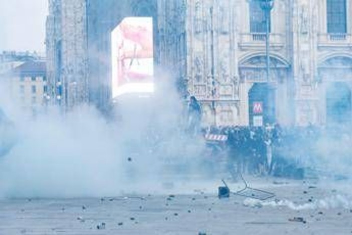 Guerriglia a Milano, notte di attesa per i genitori dei fermati: "Metà sono minori... l'altra metà pirla"