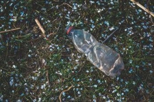 Una bottiglia incastrata nella ruota, il nuovo metodo dei ladri di auto Una bottiglia incastrata nella ruota, il nuovo metodo dei ladri di auto